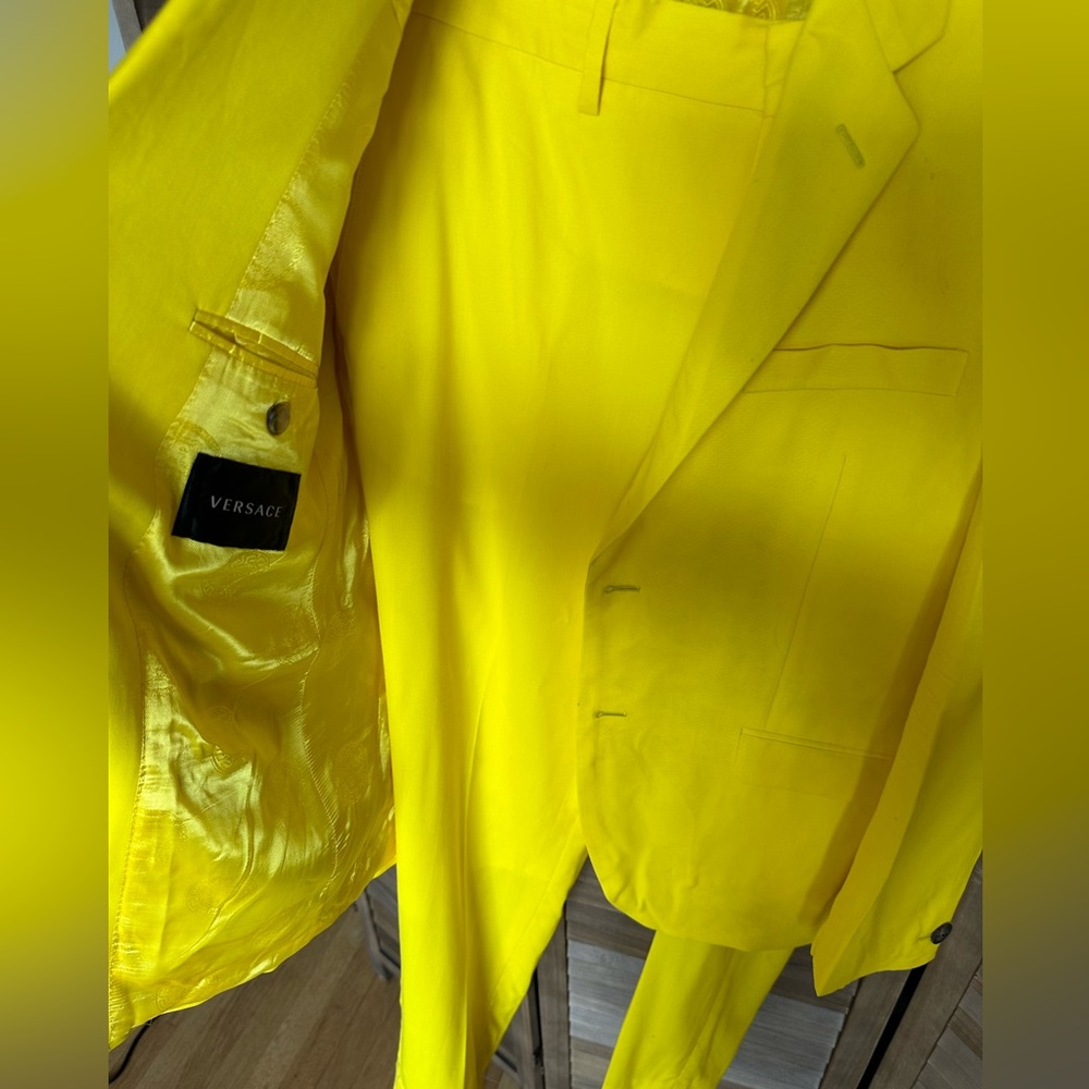 Versace suit - Picture 16 of 16